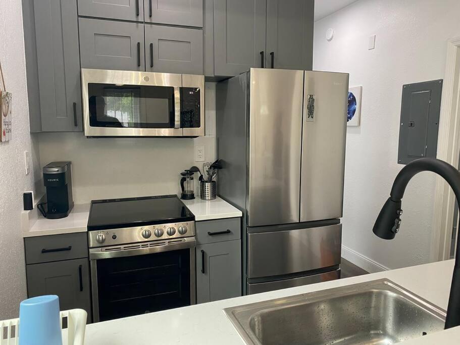 Contemporary 1-Bedroom Private Bungalow Walk To Armature & Riverwalk Tampa Exterior photo