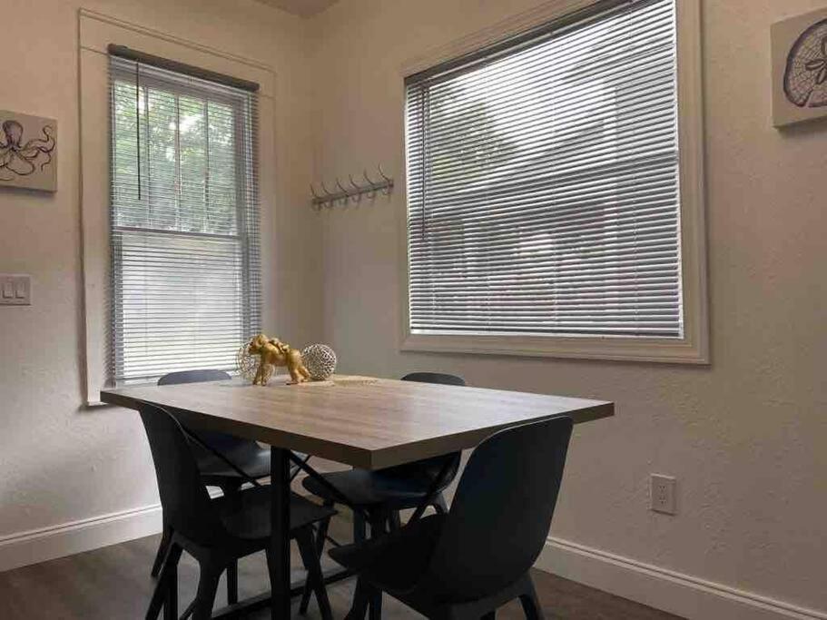 Contemporary 1-Bedroom Private Bungalow Walk To Armature & Riverwalk Tampa Exterior photo