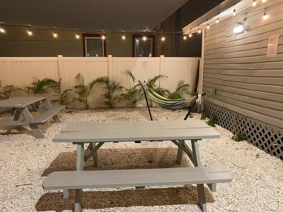 Contemporary 1-Bedroom Private Bungalow Walk To Armature & Riverwalk Tampa Exterior photo